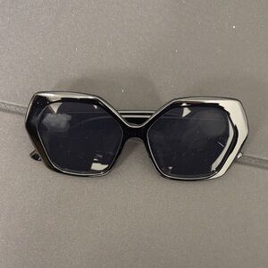Stylish Black Geometric Sunglasses